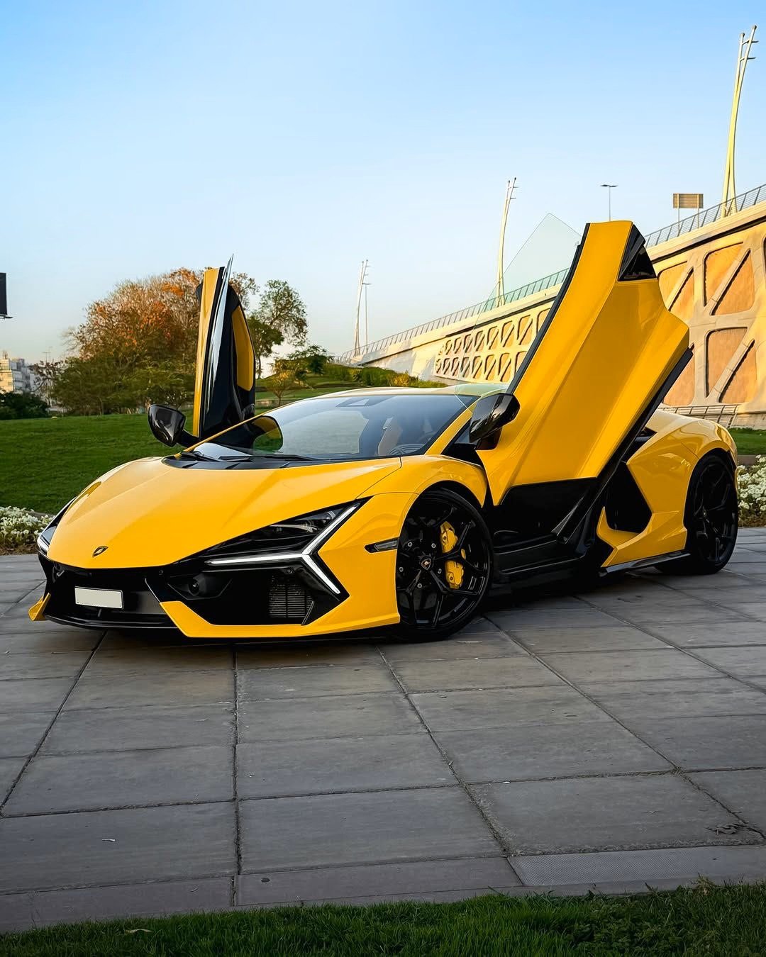 Lamborghini Revuelto 2024